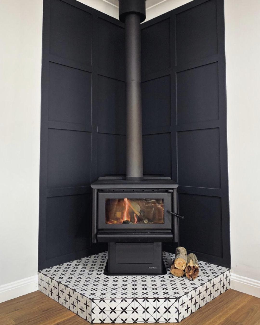 Retro White and Charcoal Leaf