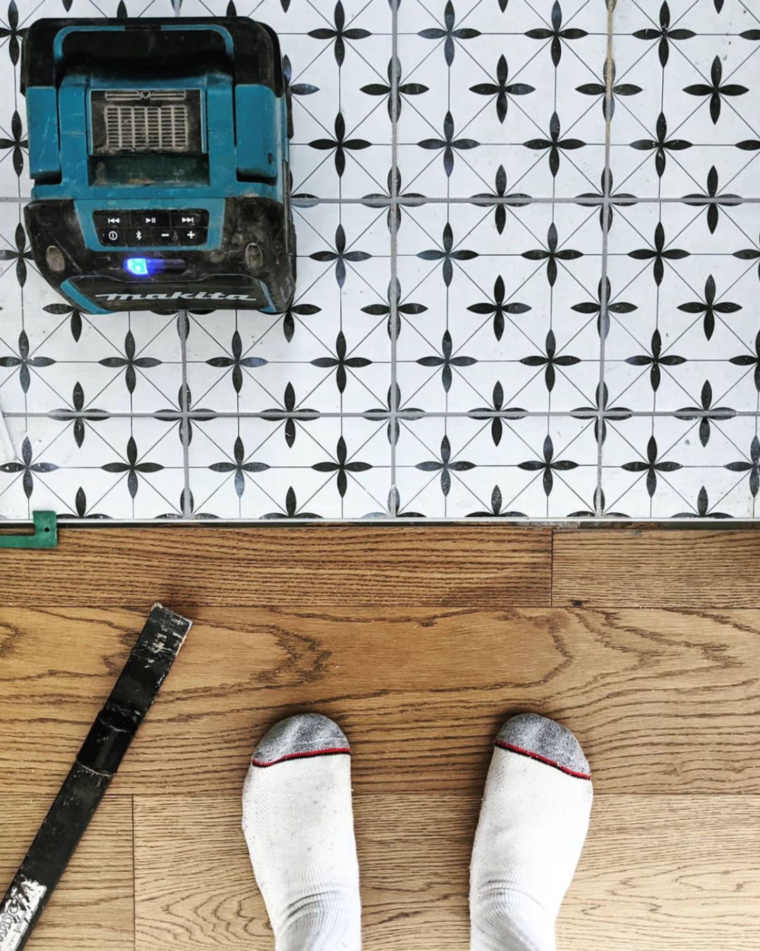 Retro White and Charcoal Leaf